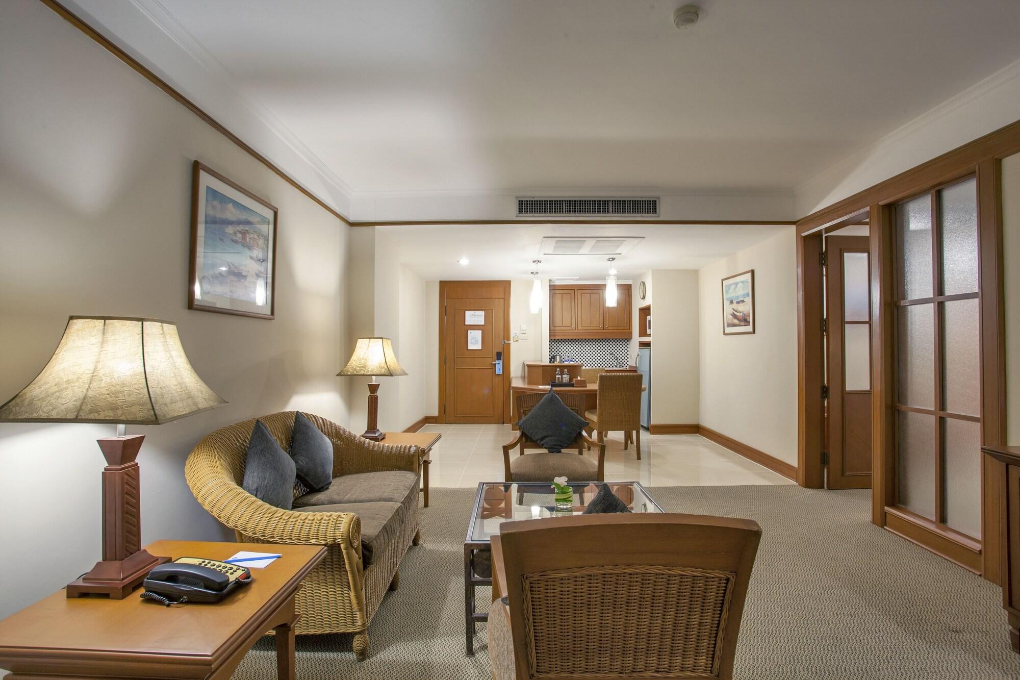 Cholchan Pattaya Beach Resort - Sha Extra Plus Eksteriør billede A typical suite at the Royal Garden Villas