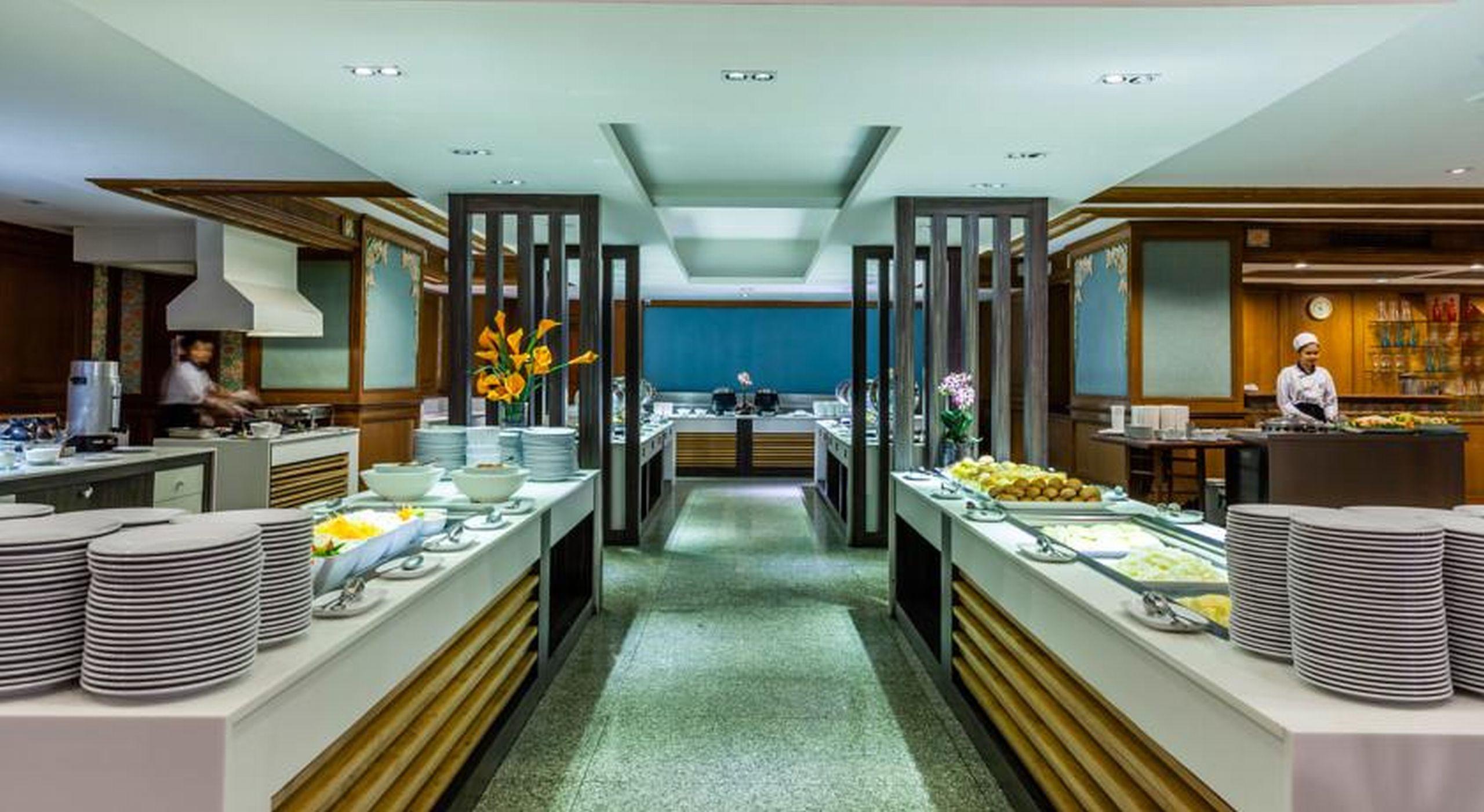 Cholchan Pattaya Beach Resort - Sha Extra Plus Eksteriør billede The buffet at the lounge