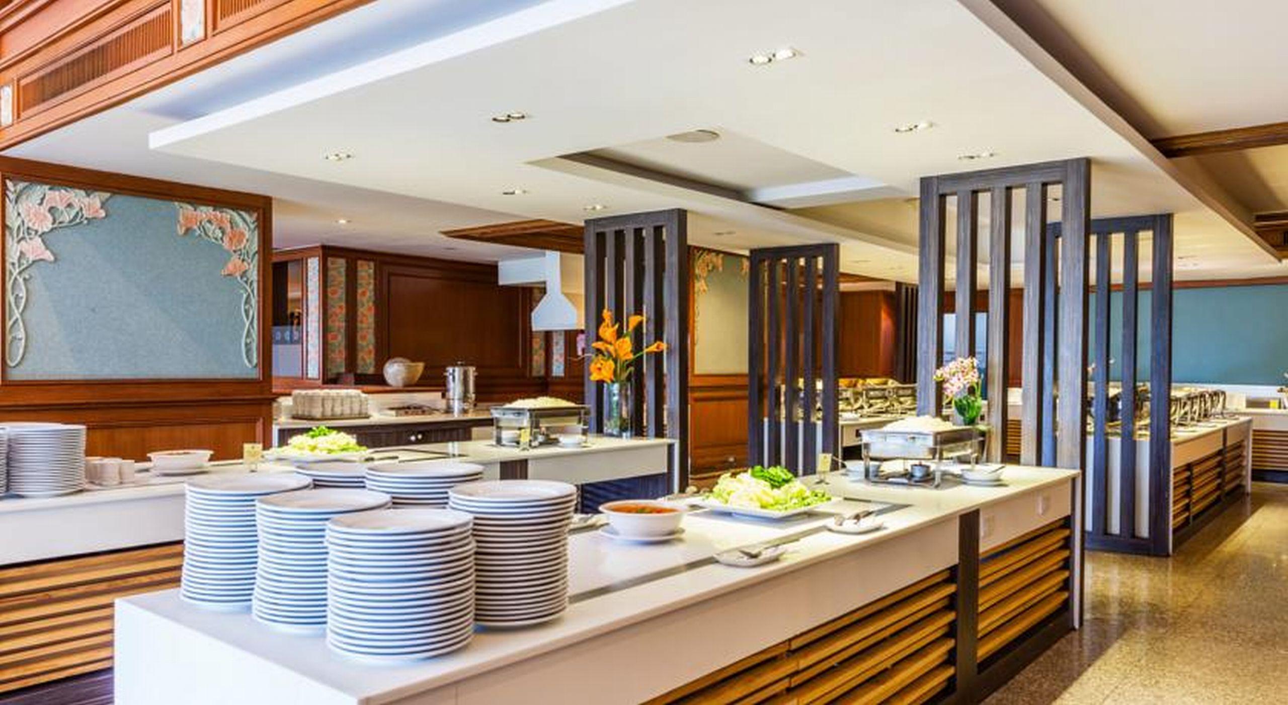 Cholchan Pattaya Beach Resort - Sha Extra Plus Eksteriør billede The buffet at the hotel