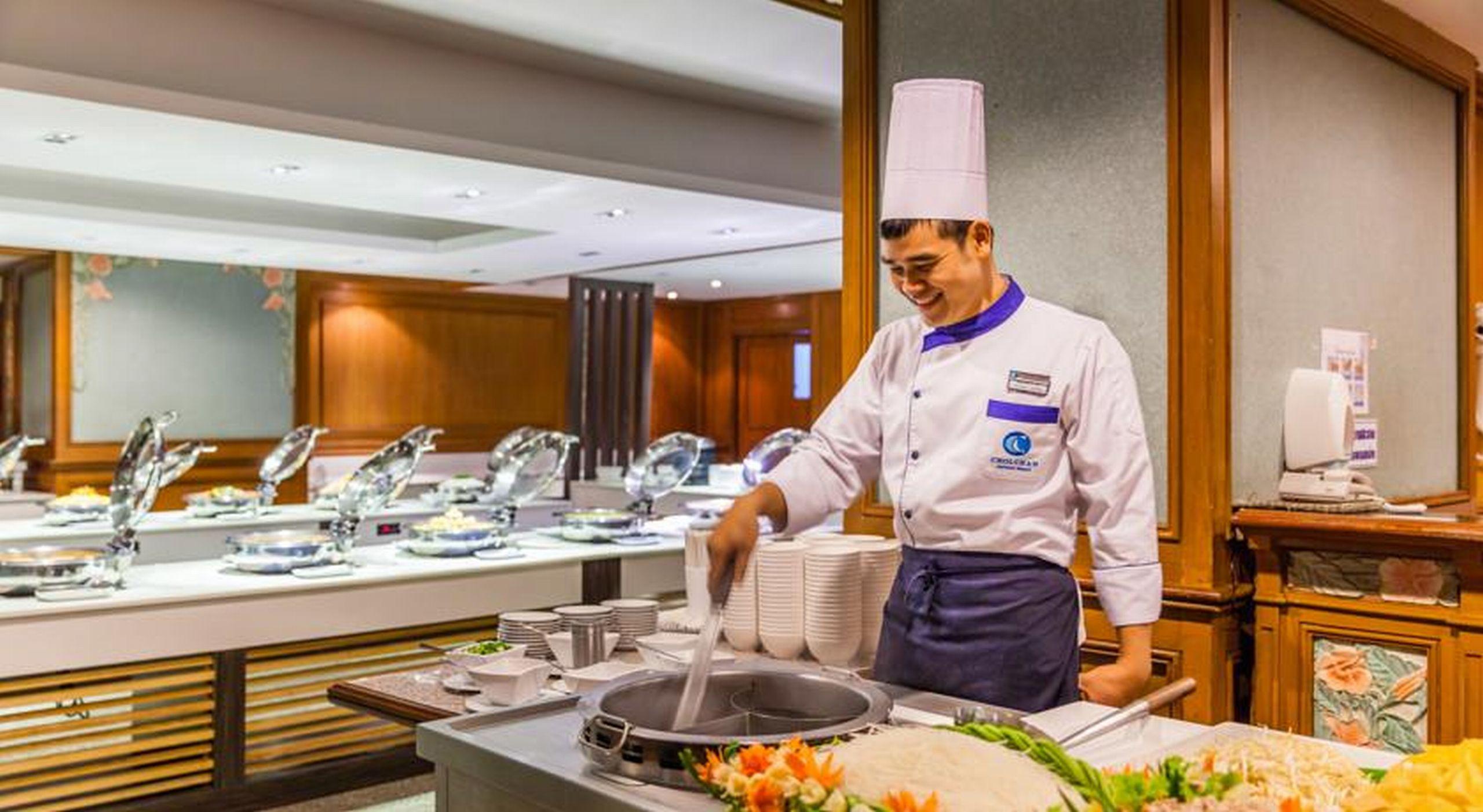 Cholchan Pattaya Beach Resort - Sha Extra Plus Eksteriør billede A chef at work