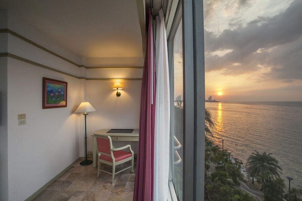 Cholchan Pattaya Beach Resort - Sha Extra Plus Eksteriør billede A room at the hotel