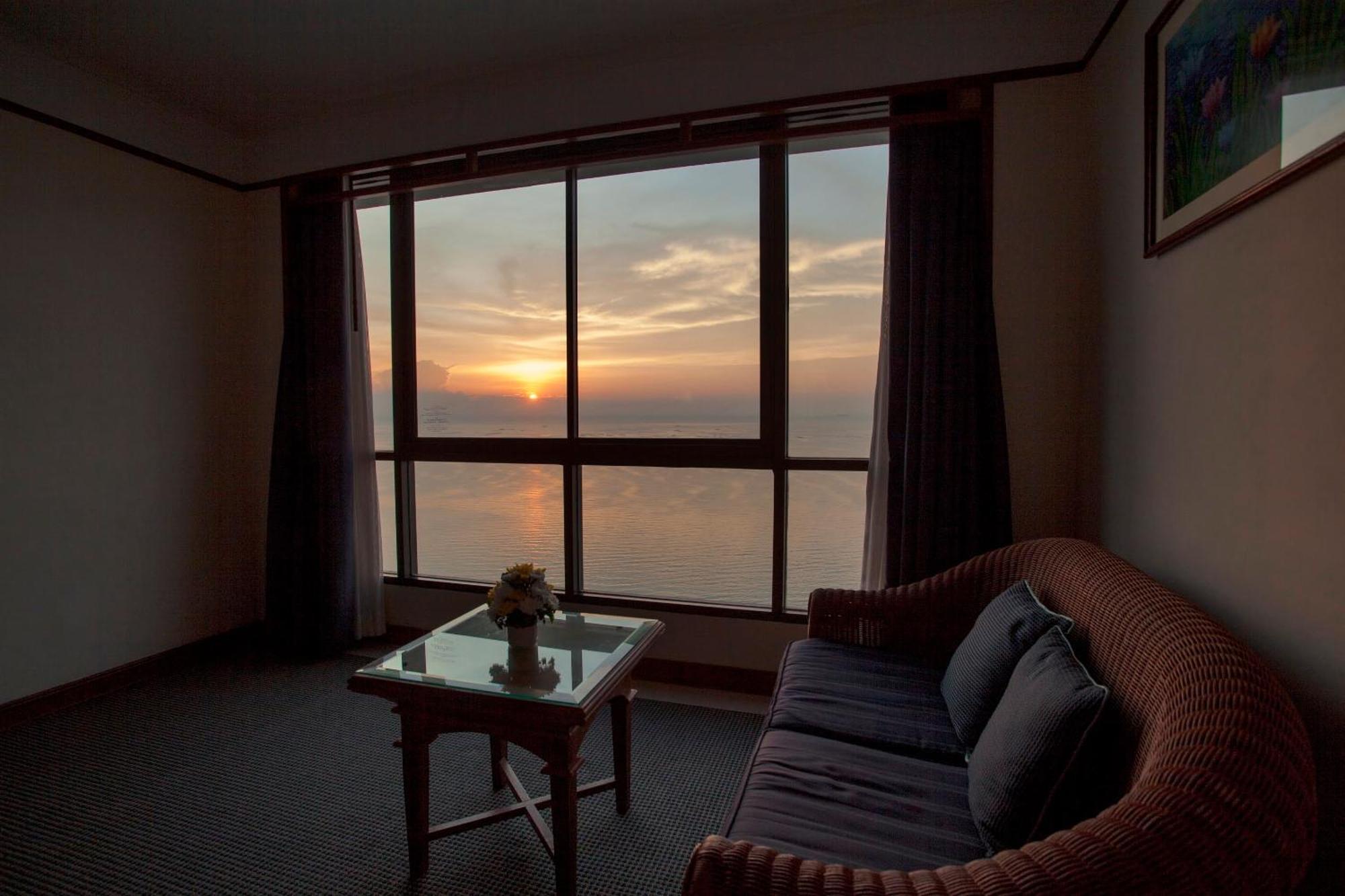 Cholchan Pattaya Beach Resort - Sha Extra Plus Værelse billede Sunset view from a room at the hotel