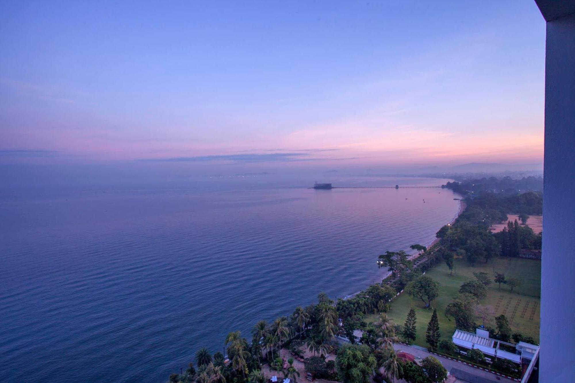 Cholchan Pattaya Beach Resort - Sha Extra Plus Værelse billede View of the Gulf of Naples from the hotel