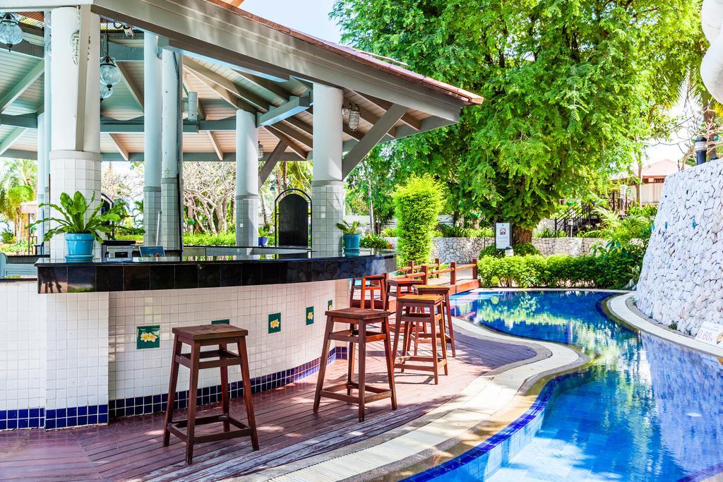 Cholchan Pattaya Beach Resort - Sha Extra Plus Eksteriør billede The swimming pool at the hotel