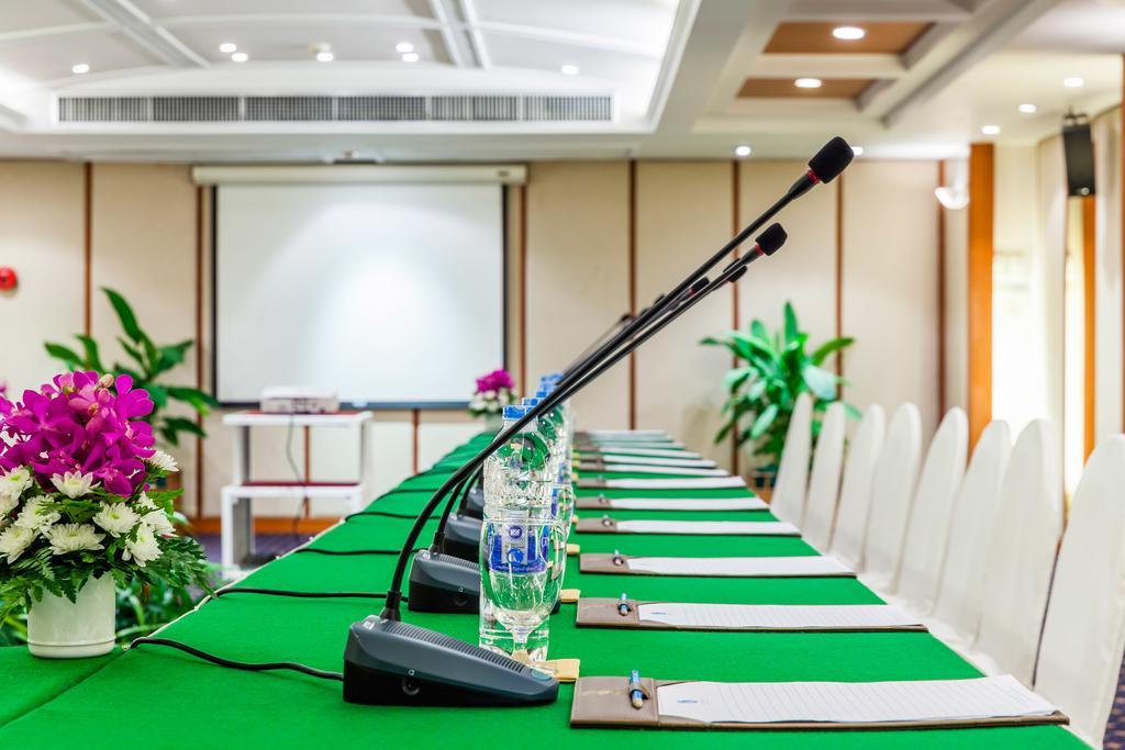 Cholchan Pattaya Beach Resort - Sha Extra Plus Eksteriør billede A conference room with microphones