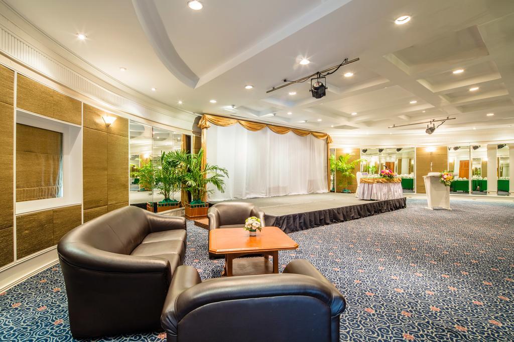 Cholchan Pattaya Beach Resort - Sha Extra Plus Eksteriør billede The ballroom