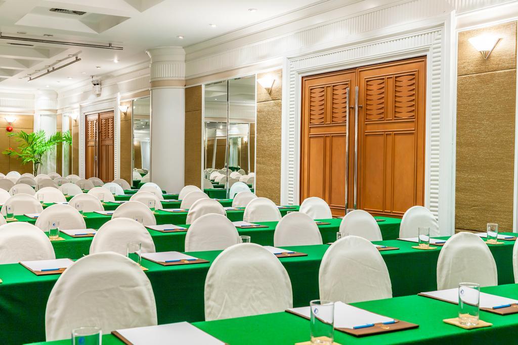 Cholchan Pattaya Beach Resort - Sha Extra Plus Eksteriør billede Meeting room