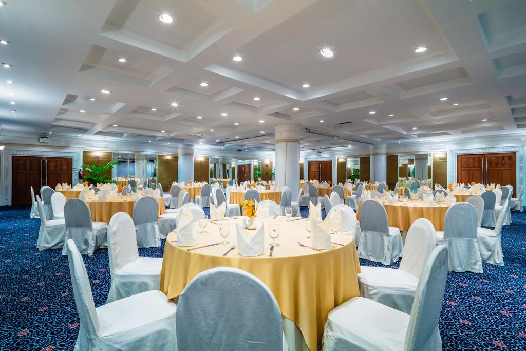 Cholchan Pattaya Beach Resort - Sha Extra Plus Eksteriør billede The ballroom