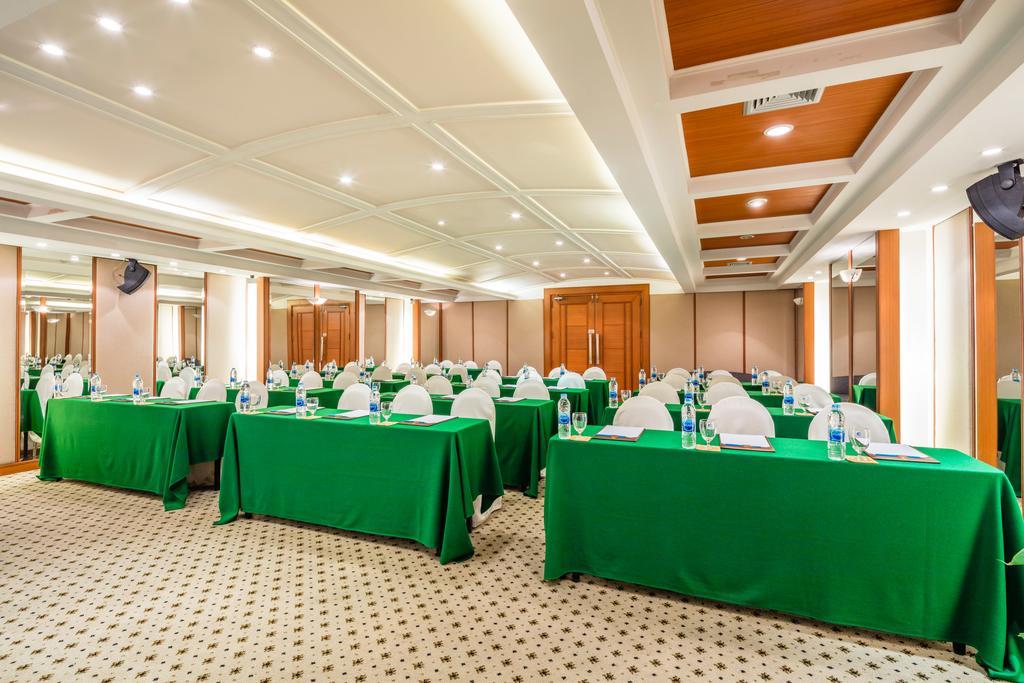 Cholchan Pattaya Beach Resort - Sha Extra Plus Eksteriør billede Meeting room