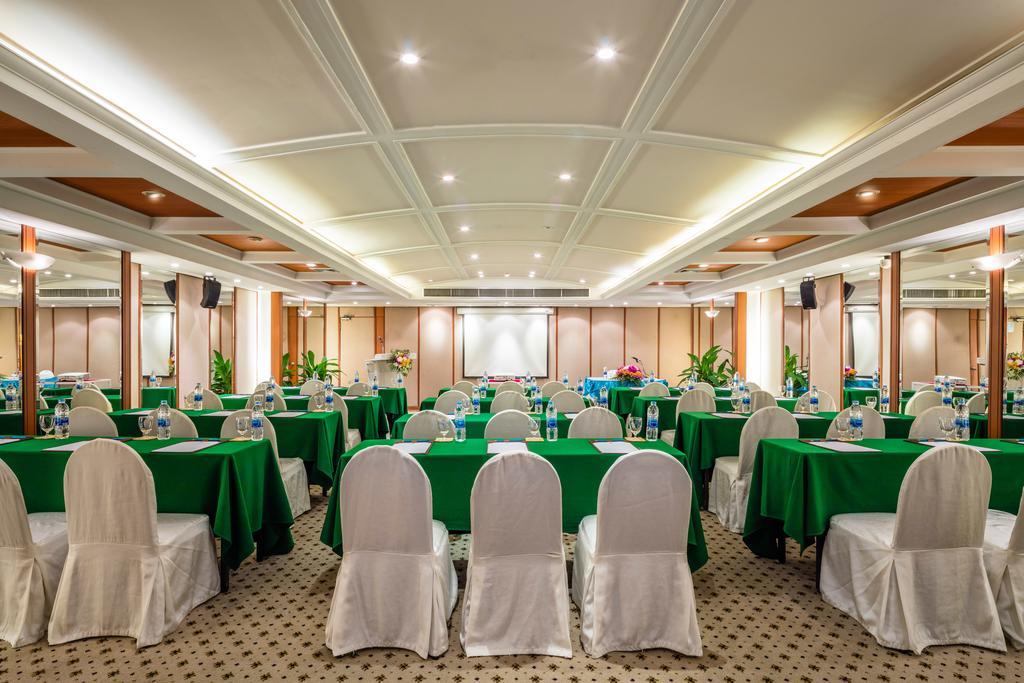 Cholchan Pattaya Beach Resort - Sha Extra Plus Eksteriør billede Meeting room