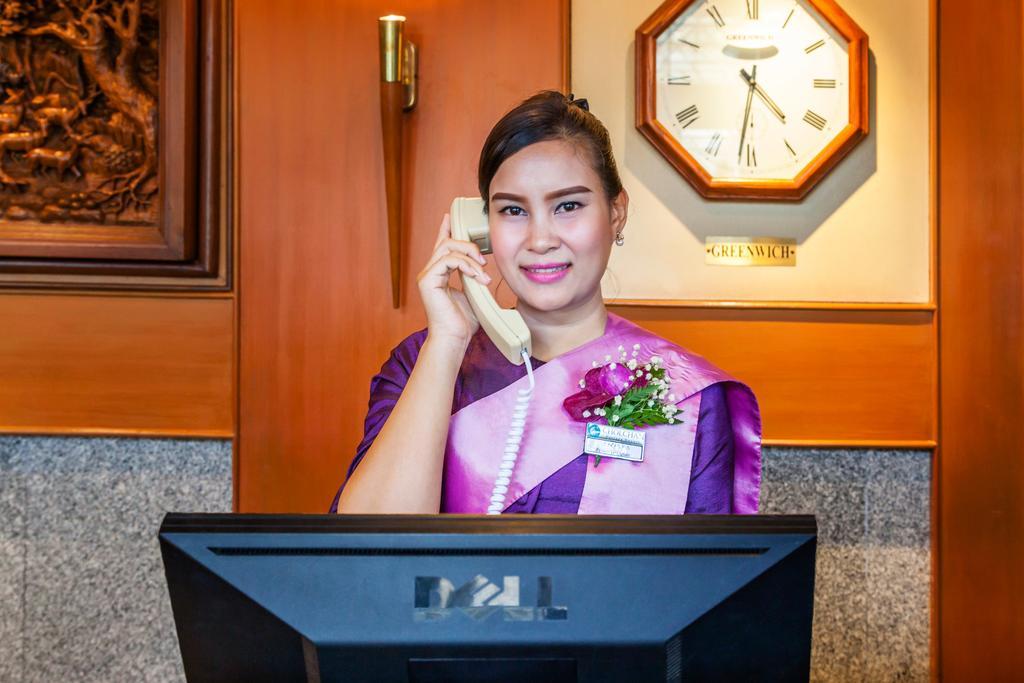 Cholchan Pattaya Beach Resort - Sha Extra Plus Eksteriør billede A Thai hotel receptionist