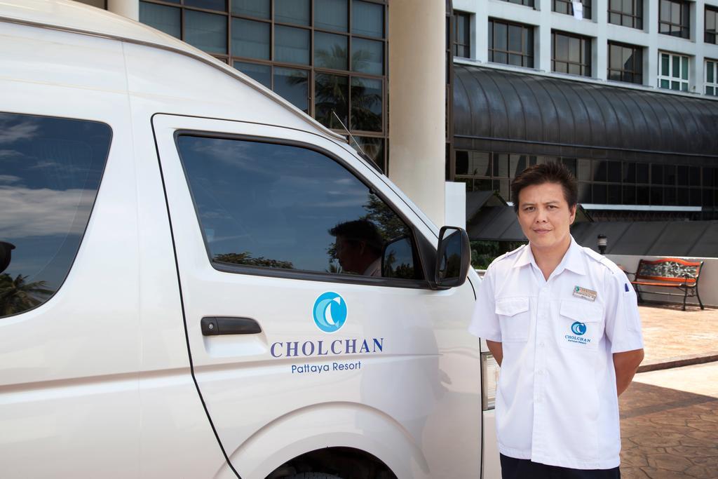 Cholchan Pattaya Beach Resort - Sha Extra Plus Eksteriør billede A driver with a car