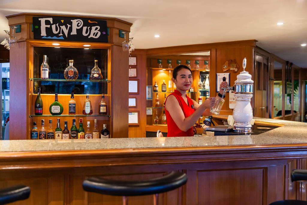 Cholchan Pattaya Beach Resort - Sha Extra Plus Eksteriør billede A bar in a cruise ship