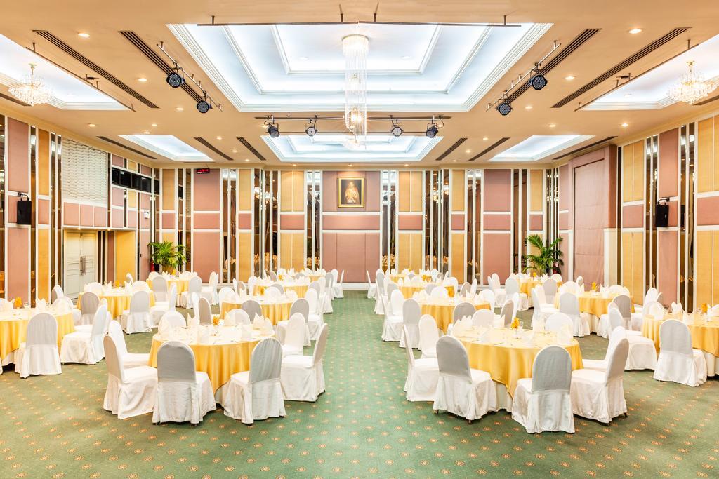 Cholchan Pattaya Beach Resort - Sha Extra Plus Eksteriør billede The ballroom of the hotel