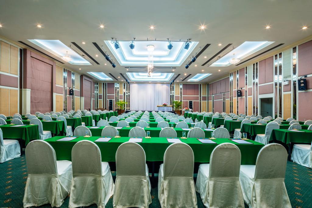 Cholchan Pattaya Beach Resort - Sha Extra Plus Eksteriør billede The Royal Paragon Hotel