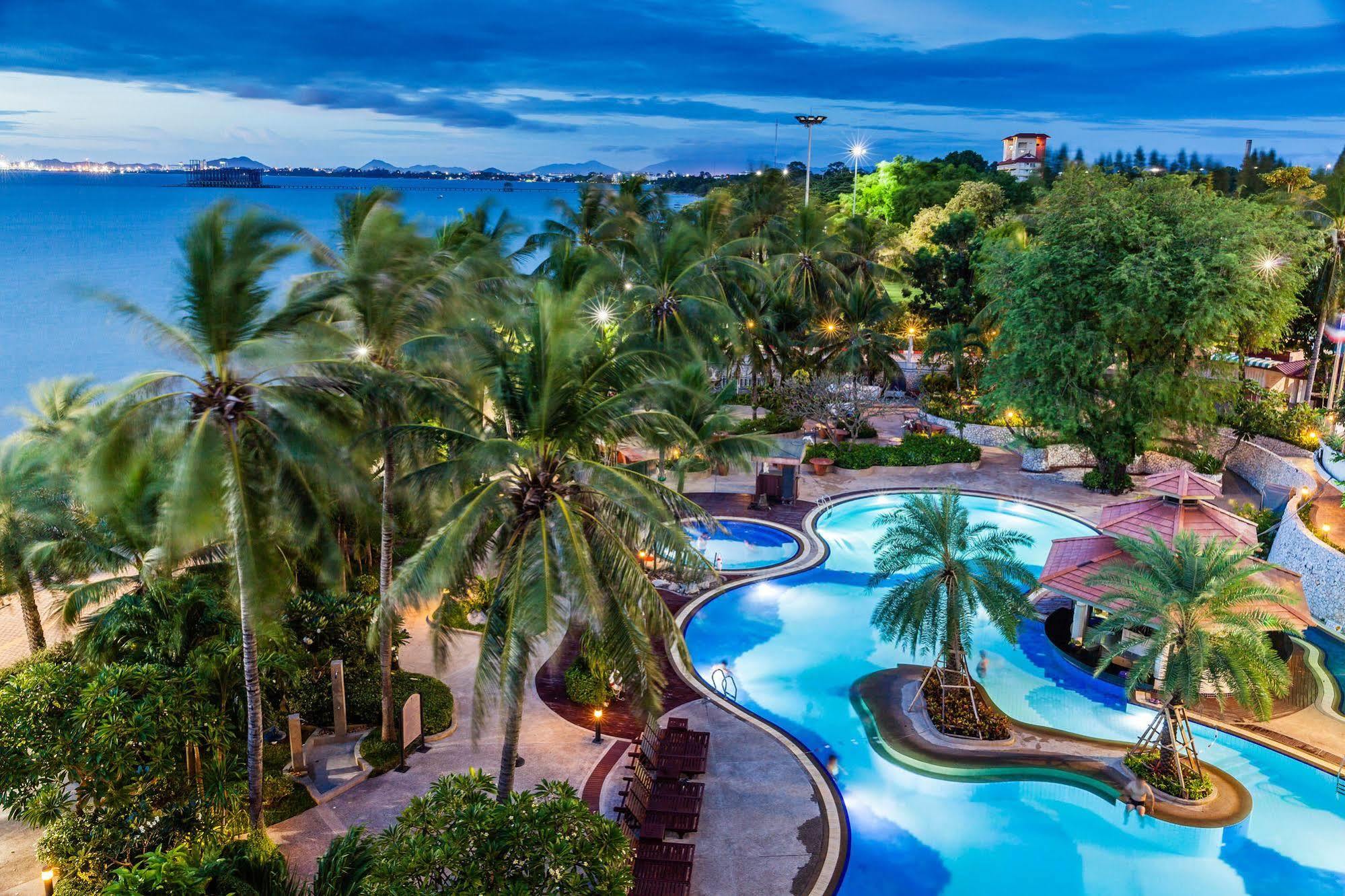 Cholchan Pattaya Beach Resort - Sha Extra Plus Eksteriør billede The pool at the Royal Paradise Hotel & Spa