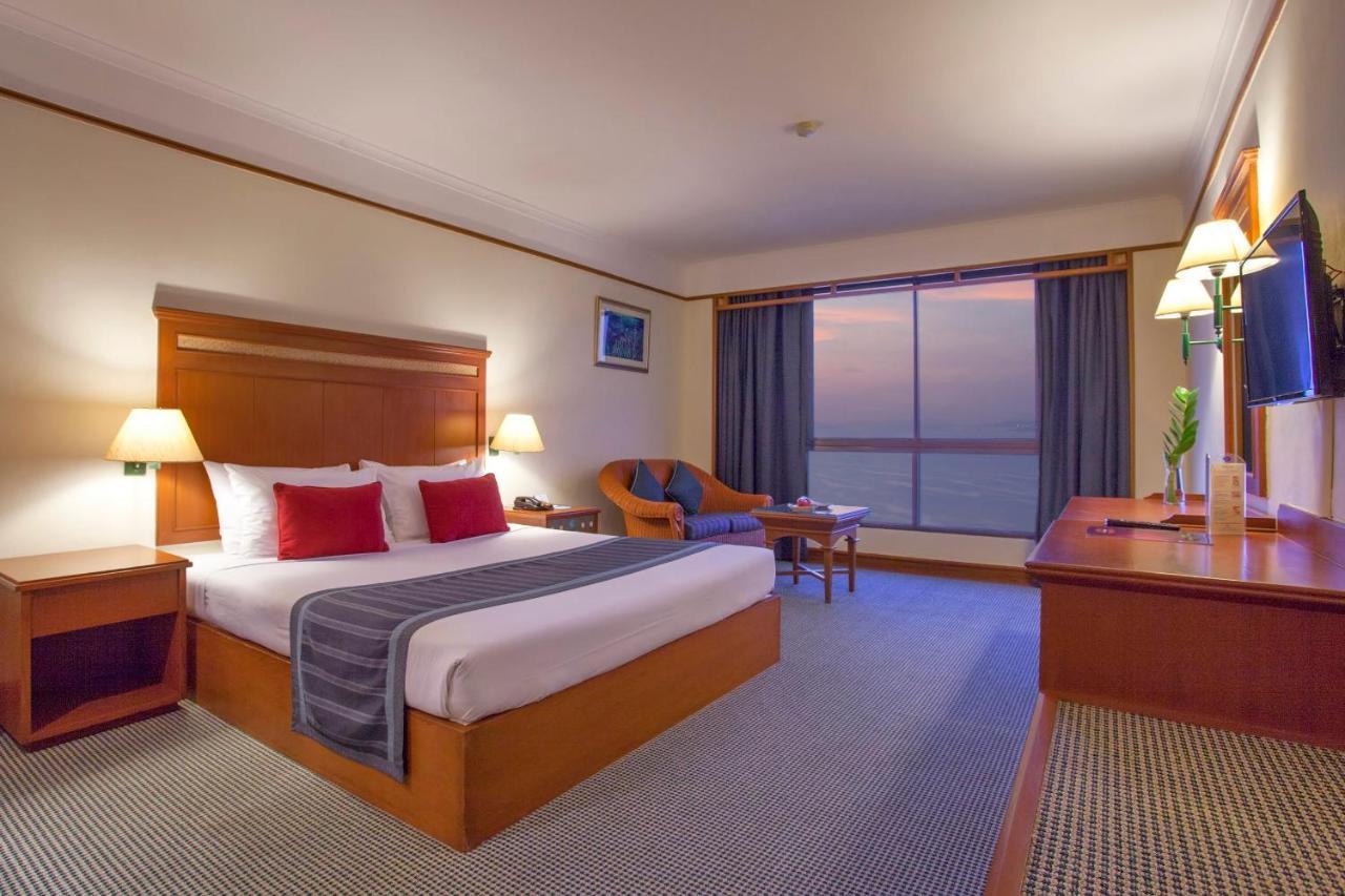 Cholchan Pattaya Beach Resort - Sha Extra Plus Eksteriør billede A room at the hotel