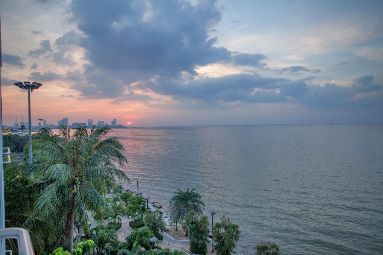 Cholchan Pattaya Beach Resort - Sha Extra Plus Eksteriør billede Sunset at the Bay of Bengal, Marina Beach, Chennai