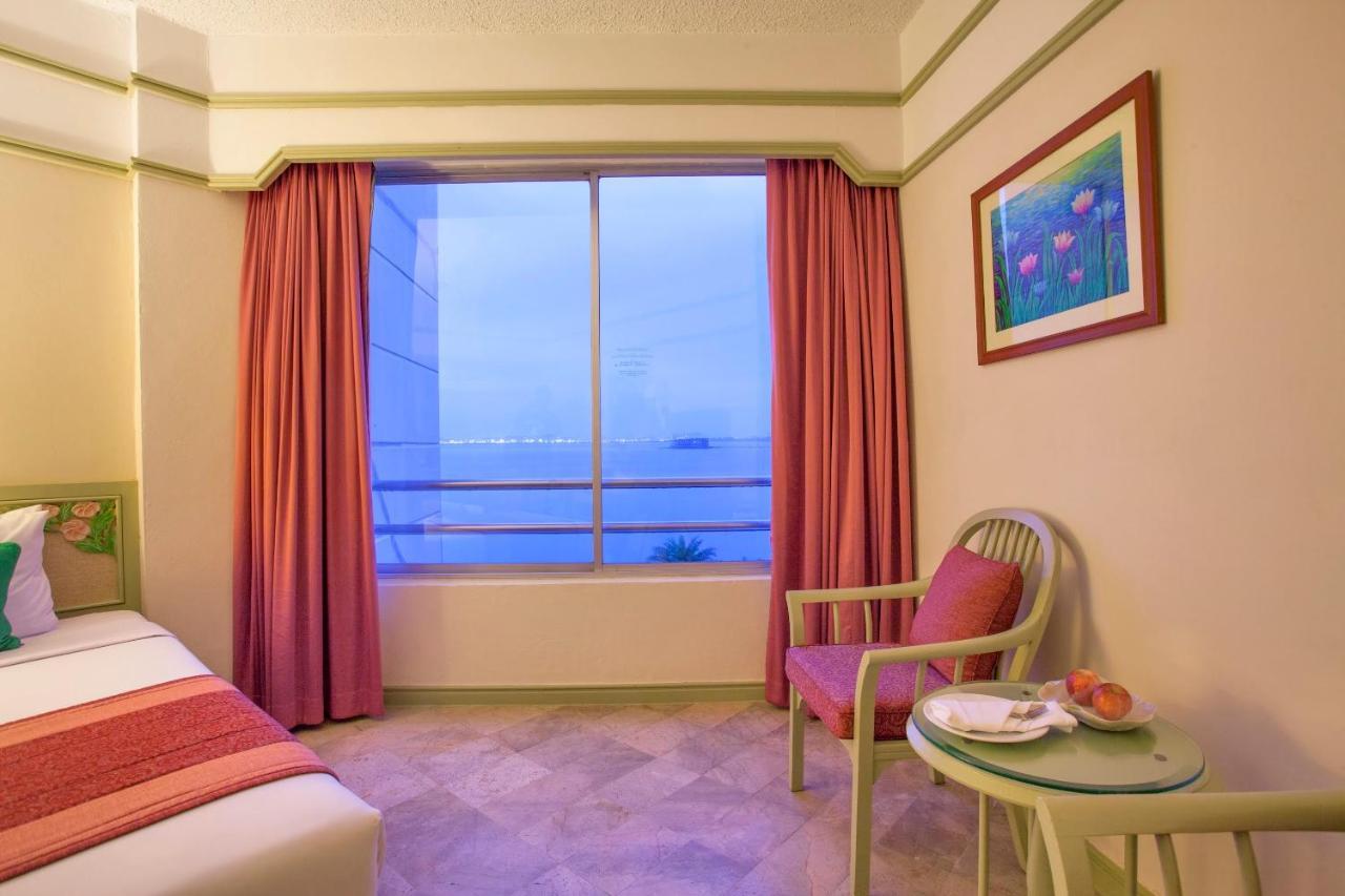Cholchan Pattaya Beach Resort - Sha Extra Plus Eksteriør billede A room at the hotel