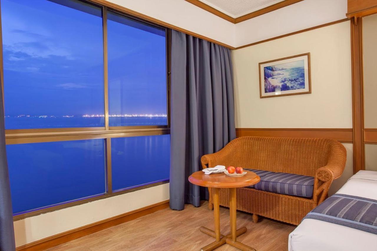 Cholchan Pattaya Beach Resort - Sha Extra Plus Eksteriør billede A room at the hotel