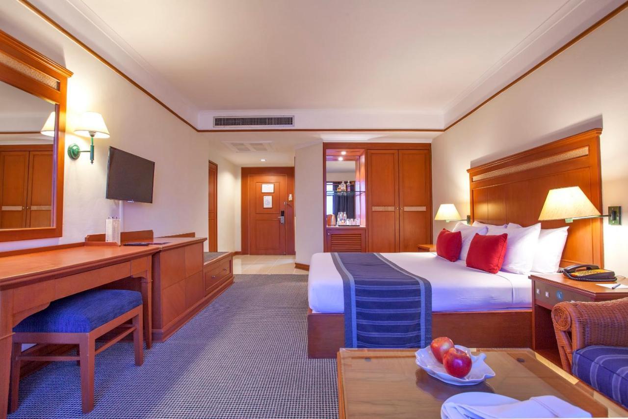 Cholchan Pattaya Beach Resort - Sha Extra Plus Eksteriør billede A room at the hotel