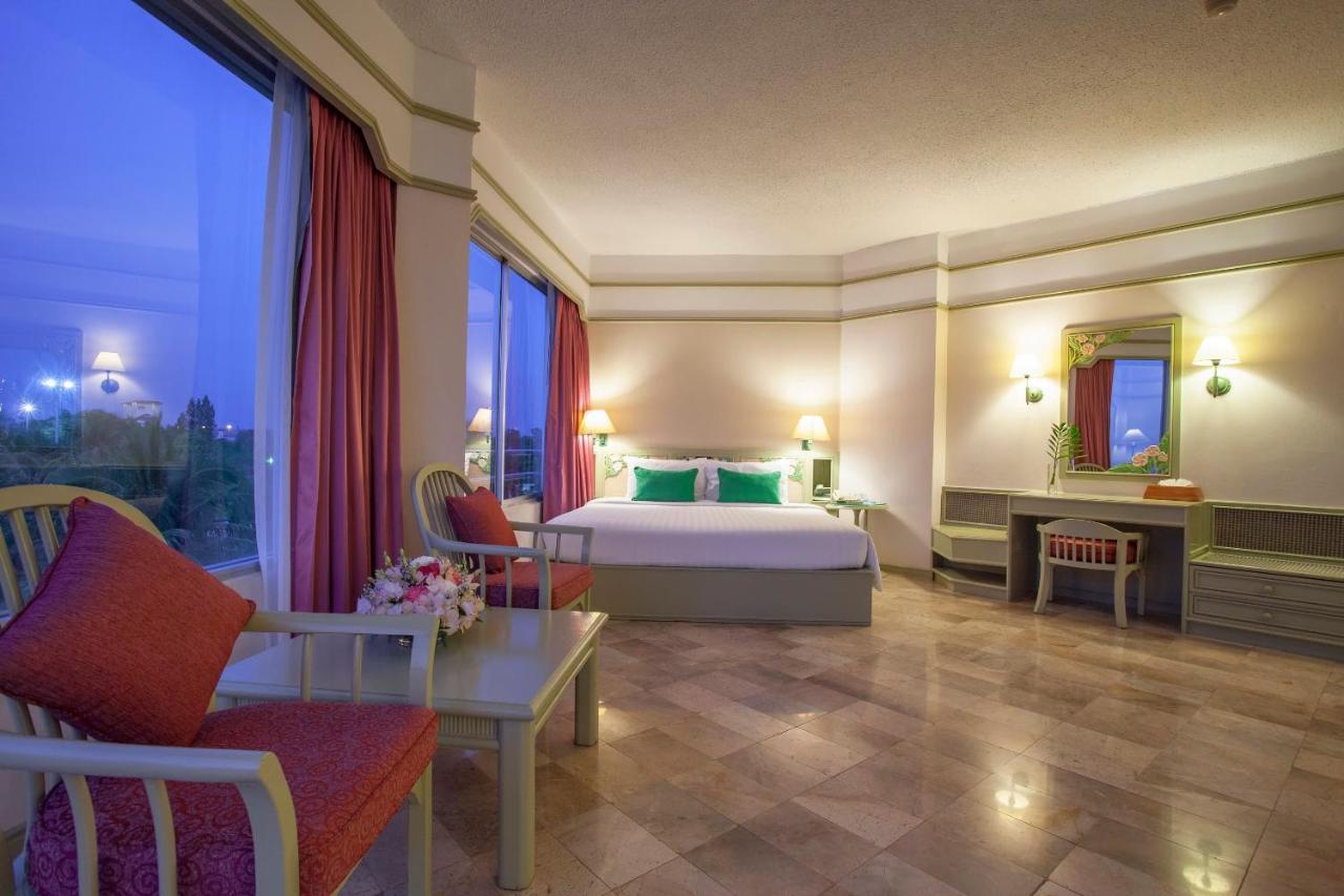 Cholchan Pattaya Beach Resort - Sha Extra Plus Eksteriør billede A suite at the hotel
