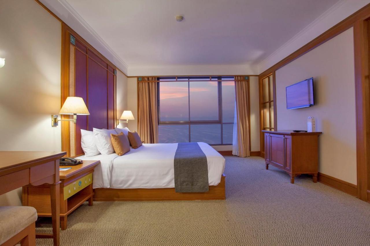 Cholchan Pattaya Beach Resort - Sha Extra Plus Eksteriør billede Deluxe Ocean View Room
