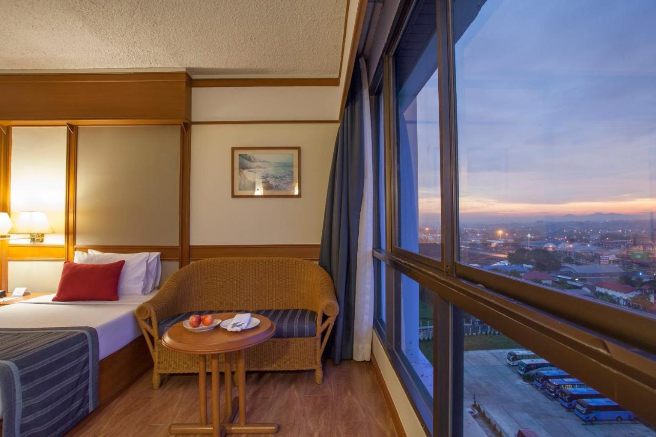 Cholchan Pattaya Beach Resort - Sha Extra Plus Eksteriør billede Deluxe Room